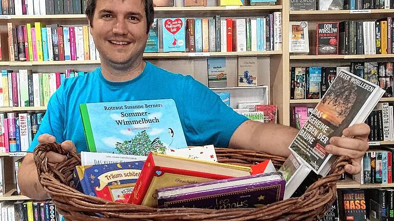 Der Herr der Bücher in Bad Bocklet: Martin Eisenmann in seinem Bücher-Pavillon. Der Herr der Bücher in Bad Bocklet: Martin Eisenmann in seinem Bücher-Pavillon.