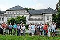 Die große Besuchergruppe, die der Einladung des Historischen Vereins gefolgt war, genießt den Blick auf das Haupthaus des Schlosses Ditterswind, ehe sie sich zum Rundgang durch das Parkgelände aufmacht.