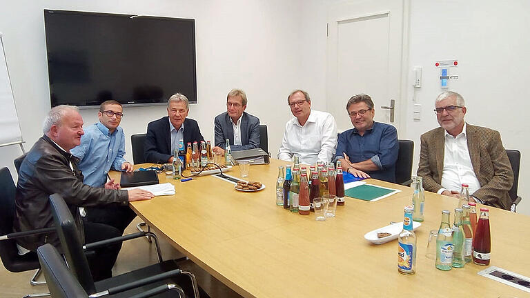Beim Gespräch über die Straßenausbaubeiträge. Von links: Hans Jürgen Fahn, Markus Hartmann (Obernburg) , Landtagsabgeordneter Joachim Hanisch, Matthias Luxem (Elsenfeld) Thomas Zöller (Mönchberg) ; Bezirksgeschäftsführer Manfred Dülk aus Kürnach und Peter Weber aus Hausen.
