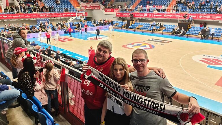 2021 waren die beiden auch im polnischen Lublin, gemeinsam mit einem weiteren deutschen Basketball-Fan. 2021 waren die beiden auch im polnischen Lublin, gemeinsam mit einem weiteren deutschen Basketball-Fan.