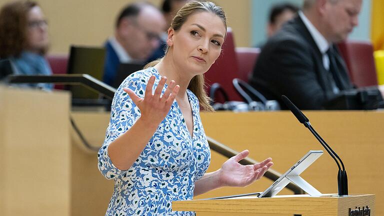 Mit Tablet am Rednerpult, aber machtlos bei der Digitalisierung Bayerns? Digitalministerin Judith Gerlach (CSU) stellt im Landtag in einer Regierungserklärung ihren 'Digitalplan Bayern' vor. Mit Tablet am Rednerpult, aber machtlos bei der Digitalisierung Bayerns? Digitalministerin Judith Gerlach (CSU) stellt im Landtag in einer Regierungserklärung ihren 'Digitalplan Bayern' vor.