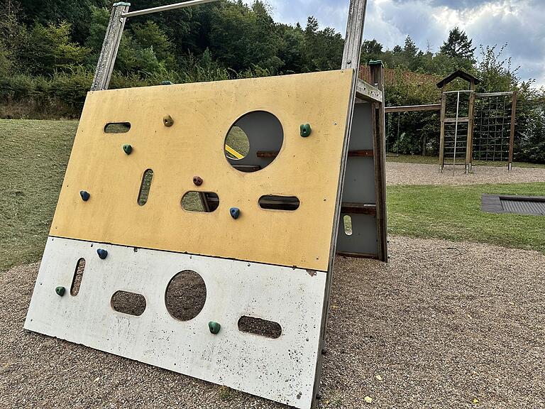 Die Platten am Klettergerüst am Spielplatz in Sternberg müssen erneuert werden Die Platten am Klettergerüst am Spielplatz in Sternberg müssen erneuert werden