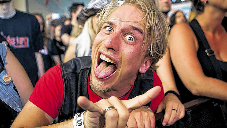 Hoch die Pommes-Gabel: So nennen die deutschen Metaller spaßhaft ihre weltweit präsente Geste mit den zwei angespreizten Fingern. Wie's geht, zeigt dieser Fan auf dem Keep-it-True-Festival in Lauda. Hoch die Pommes-Gabel: So nennen die deutschen Metaller spaßhaft ihre weltweit präsente Geste mit den zwei angespreizten Fingern. Wie's geht, zeigt dieser Fan auf dem Keep-it-True-Festival in Lauda.