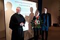 Provinzial Pater Alfons Tony OSA  (links) betonte in seinen Abschiedsworten nach dem Vortrag über den Komponisten Georg Joachim Joseph Hahn nochmals, dass sich  Carolin Oser-Grothe und  Martin Jira große Verdienste erworben haben. Foto: Hartmut Hessel       -  Provinzial Pater Alfons Tony OSA  (links) betonte in seinen Abschiedsworten nach dem Vortrag über den Komponisten Georg Joachim Joseph Hahn nochmals, dass sich  Carolin Oser-Grothe und  Martin Jira große Verdienste erworben haben. Foto: Hartmut Hessel