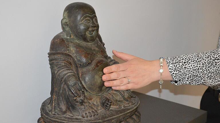Das kann man in diesen Tagen brauchen: Diesem Buddha auf Schloss Aschach muss man einfach mal den Bauch streicheln, denn das bringt Gesundheit und Glück. Das kann man in diesen Tagen brauchen: Diesem Buddha auf Schloss Aschach muss man einfach mal den Bauch streicheln, denn das bringt Gesundheit und Glück.