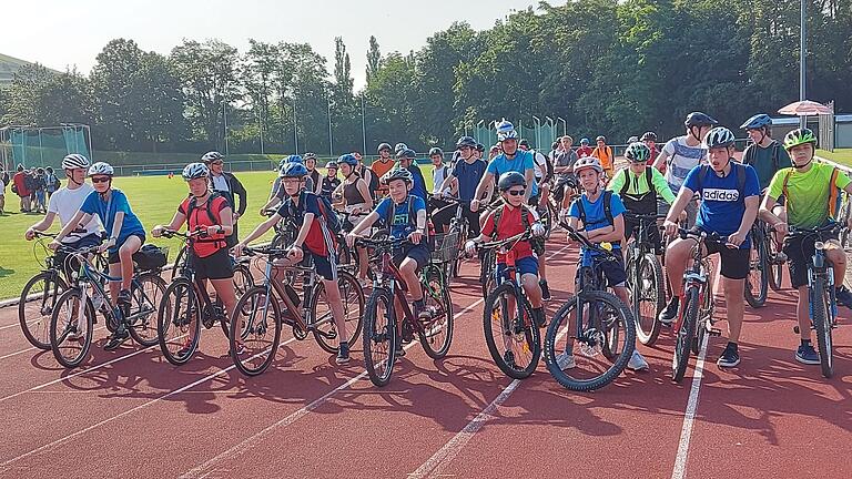 Radtour-Gruppen vor dem Verlassen des Feggruben-Geländes.