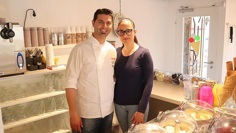 Giuseppe Scifo und seine Ehefrau Adriana von der gleichnamigen Eisdiele Adriana in Bischofsheim. Ihre fünfte Saison in der Rhön neigt sich dem Ende entgegen. Giuseppe Scifo und seine Ehefrau Adriana von der gleichnamigen Eisdiele Adriana in Bischofsheim. Ihre fünfte Saison in der Rhön neigt sich dem Ende entgegen.
