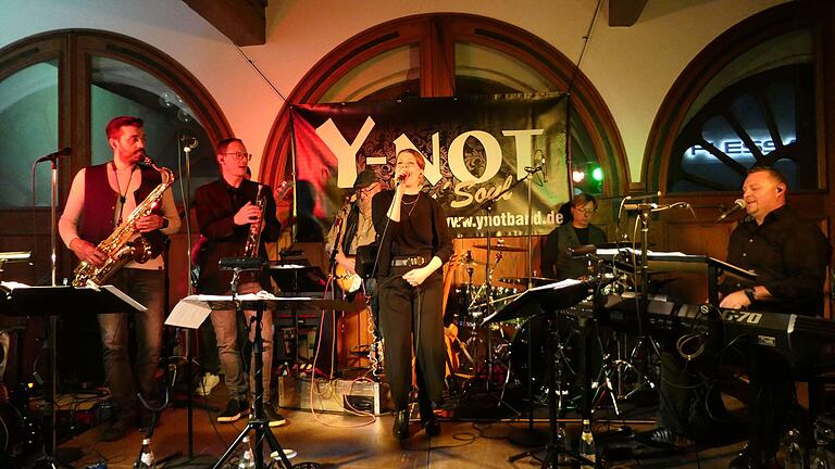 Die Rock’n’Soul-Coverband 'Y-NOT' heizte dem Publikum in der Rathaushalle ein.