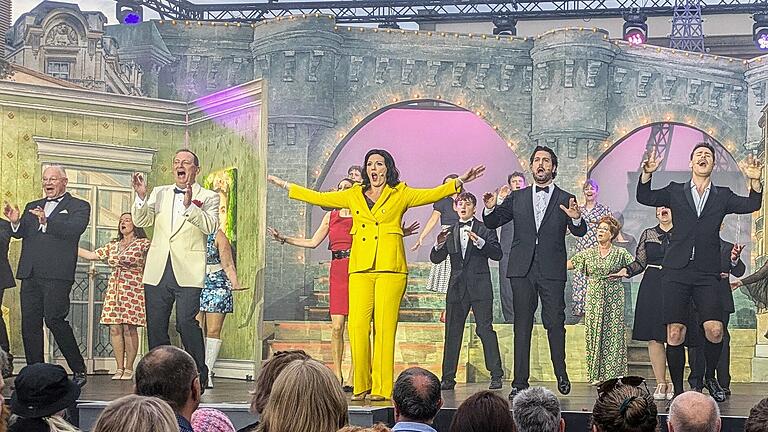 Szenenbild aus der Operetten-Komödie „Lustige Witwe“ mit (von links) Martin Rassau, Volker Heißmann, Kerstin Ibald, Sébastien Parotte und Patrick Dull. Szenenbild aus der Operetten-Komödie „Lustige Witwe“ mit (von links) Martin Rassau, Volker Heißmann, Kerstin Ibald, Sébastien Parotte und Patrick Dull.