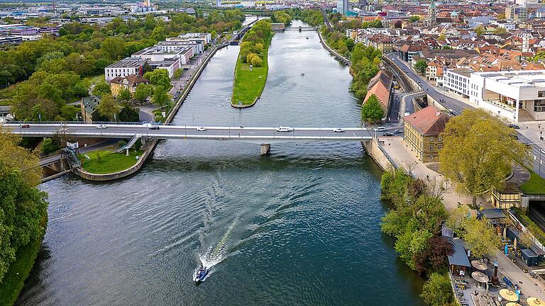 Blick auf die Maxbrücke in Schweinfurt, die ab 2029 abgerissen und neu gebaut werden soll.