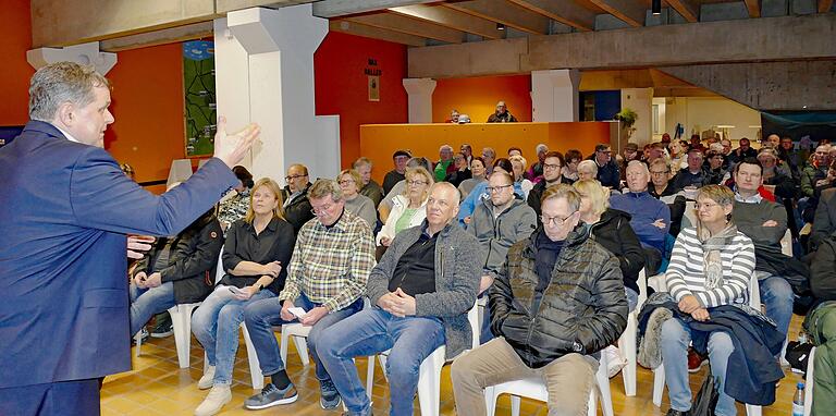 Die Aula der Mittelschule war voll besetzt. Die Aula der Mittelschule war voll besetzt.