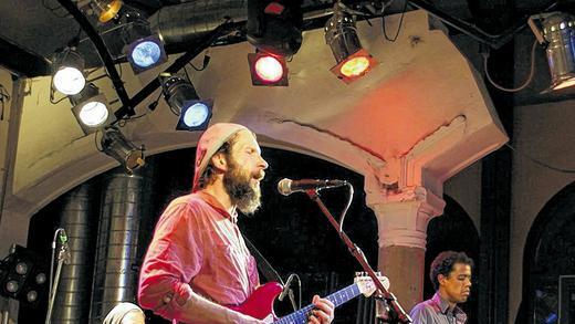 Schwimmen im Dunkeln: Ron Spielman und Band beim letzten Besuch im Stattbahnhof. Schwimmen im Dunkeln: Ron Spielman und Band beim letzten Besuch im Stattbahnhof.