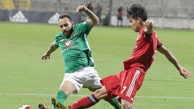 FC Bayern II vs 1. FC Schweinfurt - Nicht in den Griff zu bekommen: Gegen Dominik Weiß (links) und den FC 05 Schweinfurt steuerte der Südkoreaner Wooyeong Jeong (FC Bayern München II) zwei Tore bei. FC Bayern II vs 1. FC Schweinfurt - Nicht in den Griff zu bekommen: Gegen Dominik Weiß (links) und den FC 05 Schweinfurt steuerte der Südkoreaner Wooyeong Jeong (FC Bayern München II) zwei Tore bei.