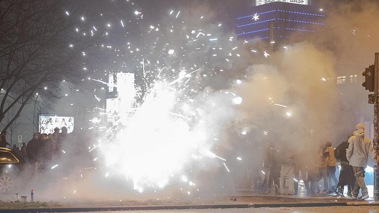 Wie in Berlin war die Feinstaubbelastung am frühen Neujahrstag in zahlreichen deutschen Städten erheblich, so auch in Würzburg, Schweinfurt und Bamberg. Wie in Berlin war die Feinstaubbelastung am frühen Neujahrstag in zahlreichen deutschen Städten erheblich, so auch in Würzburg, Schweinfurt und Bamberg.