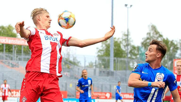 Steht den Würzburger Kickers schon am Sonntag beim Heimspiel gegen den 1. FC Saarbrücken zur Verfügung: Mirnes Pepic (rechts), hier im Juni 2020 im Trikot des FC Hansa Rostock in einer Drittligapartie gegen den Würzburger Niklas Hoffmann. Steht den Würzburger Kickers schon am Sonntag beim Heimspiel gegen den 1. FC Saarbrücken zur Verfügung: Mirnes Pepic (rechts), hier im Juni 2020 im Trikot des FC Hansa Rostock in einer Drittligapartie gegen den Würzburger Niklas Hoffmann.