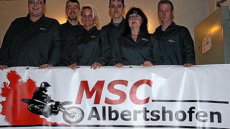 Große Sprünge der MSC-Rennfahrer - Die vergangenen Jahre waren etwas turbulent für den Motorsportclub (MSC) Albertshofen. Doch mittlerweile sind Gerichts- und Genehmigungsverfahren für die vereinseigene Trainingsstrecke abgeschlossen, in der Vereinsführung ist wieder Kontinuität eingekehrt und der Verein mit der Vorsitzenden Kerstin Thomann an der Spitze kann heuer auf sein 30-jähriges Bestehen zurückblicken. Begonnen hatte alles im Jahr 1986, als sich die sieben Männer Heinz Meier, Reinhard Hähnel, Hans Rösch, Frank Stadtelmeyer, Dieter Stadtelmeyer, Gerhard Spiegel und Ralf König zusammentaten und dann den MSC Albertshofen als Untergruppe des AMC Bad Windsheim aus der Taufe hoben. Im gleichen Jahr pachteten die Gründerväter von der Gemeinde eine Fläche nahe der Autobahnbrücke und errichteten dort eine vereinseigene Trainingsstrecke – die zum Herzstück des Vereins wurde. In den Jahren 1989 und 1995 erweiterte der MSC seine Trainingsstrecke. Dabei konnten sich die Motorsportler seit jeher der Unterstützung der Gemeinde und auch des Landratsamtes als Genehmigungsbehörde sicher sein. Den Gründungsvorsitz übernahm Reinhard Hähnel, ihm folgten Heinz Meier (1989 bis 2002), Renee Fröhlich (2002 bis 2006), Karl-Heinz Wunderlich (2006 bis 2008), Andreas Rügamer (2008 bis 2013) und seit 2013 ist Kerstin Thomann Vereinsvorsitzende. Als Renee Fröhlich noch Kassenwartin war, war sie die treibende Kraft, dass der MSC 1996 selbstständig wurde, ein Jahr später gemeinnützig und vom ADAC als Ortsclub anerkannt wurde. Damals wie heute hatte die Jugendarbeit im MSC oberste Priorität, der soziale Auftrag wurde ebenso wie gemeinsame Aktivitäten vorgelebt. Heute hat der MSC 176 Mitglieder, darunter 57 Kinder und Jugendliche. Auch die Führungsriege mit der Vorsitzenden Thomann, ihrem Stellvertreter Carlos Diaz Sanchez, Kassenwartin Jutta Kerr, Schriftführer Benedikt Koos und Stefan Thomann (Sportleiter und Streckenwart) präsentiert sich weit jünger aufgestellt als in vergangenen Zeiten. Nach einem Tief vor einigen Jahren fing sich der MSC wieder und in der Amtszeit von Thomann kam der Verein bei der Mitgliederstärke aus der Talsohle heraus auf das heutige Niveau. Für den MSC waren bis dato 48 Fahrer und als einzige Frau Renee Fröhlich als aktive Rennfahrer auf Enduros und Moto-Cross-Maschinen im Einsatz. Die Aushängeschilder des Vereins waren im letzten Jahrzehnt des alten Jahrtausends die Kitzinger Brüder Harry und Charly Knott. Sie fuhren im Seitenwagen-Moto-Cross zu drei Deutschen Meistertiteln, absolvierten auch zwei Weltmeisterschaftsläufe und durften sich 1996 als Motorsportler des Jahres vom ADAC-Gau Nordbayern feiern lassen. Der Solist Thomas Dornberger glänzte 2007 als IGE-Meister und Gewinner der ADAC-Nordbayernserie. Daneben erkämpfte sich der Jugendliche Andreas Metze vor Jahren zwei unterfränkische Meistertitel. „Die Motorsportler des MSC haben den Namen unserer Gemeinde bis weit über die Landesgrenzen hinaus getragen“, hatte Bürgermeister Horst Reuther den Club beim 25-jährigen Jubiläum gelobt. Die jüngste Abteilung im MSC ist die Sparte der ferngesteuerten RC-Cars, die 2006 im MSC Einzug hielten. Doch deren Schwung ist längst verflogen. Weil sich kein Abteilungsleiter mehr fand, ist die Abteilung seit Mitte des Jahres 2015 nicht mehr aktiv. Über Jahre hinweg beteiligte sich der Verein engagiert bei Blutspendeterminen. Zum 25-jährigen Vereinsjubiläum im Jahr 2011 spendete der Verein zusammen 1000 Euro der Bereitschaft des Roten Kreuzes, der Freiwilligen Feuerwehr und der Gemeinde für die Gartenlandhalle-Bestuhlung. Die heutige Führungsriege ist heilfroh, dass sie den juristischen Kampf um den Erhalt der Trainingsstrecke positiv zu Ende gebracht hat. Seit dem vergangenen Jahr können sich die Verantwortlichen wieder auf die Vereinsarbeit konzentrieren. „Wir wollten kein großes Tamtam machen“, sagt Kerstin Thomann, vielmehr kam das Vorstandsgremium überein, mit den Motorsportlern zum 30-jährigen Bestehen einen Tag in einer Kletterhalle zu erleben. Dazu stattete der MSC seine Mitglieder mit einheitlichen T-Shirts aus, auf denen das neue Vereinslogo zu sehen ist. Darin soll sich das neu entdeckte Gemeinschaftsgefühl ausdrücken. Große Sprünge der MSC-Rennfahrer - Die vergangenen Jahre waren etwas turbulent für den Motorsportclub (MSC) Albertshofen. Doch mittlerweile sind Gerichts- und Genehmigungsverfahren für die vereinseigene Trainingsstrecke abgeschlossen, in der Vereinsführung ist wieder Kontinuität eingekehrt und der Verein mit der Vorsitzenden Kerstin Thomann an der Spitze kann heuer auf sein 30-jähriges Bestehen zurückblicken. Begonnen hatte alles im Jahr 1986, als sich die sieben Männer Heinz Meier, Reinhard Hähnel, Hans Rösch, Frank Stadtelmeyer, Dieter Stadtelmeyer, Gerhard Spiegel und Ralf König zusammentaten und dann den MSC Albertshofen als Untergruppe des AMC Bad Windsheim aus der Taufe hoben. Im gleichen Jahr pachteten die Gründerväter von der Gemeinde eine Fläche nahe der Autobahnbrücke und errichteten dort eine vereinseigene Trainingsstrecke – die zum Herzstück des Vereins wurde. In den Jahren 1989 und 1995 erweiterte der MSC seine Trainingsstrecke. Dabei konnten sich die Motorsportler seit jeher der Unterstützung der Gemeinde und auch des Landratsamtes als Genehmigungsbehörde sicher sein. Den Gründungsvorsitz übernahm Reinhard Hähnel, ihm folgten Heinz Meier (1989 bis 2002), Renee Fröhlich (2002 bis 2006), Karl-Heinz Wunderlich (2006 bis 2008), Andreas Rügamer (2008 bis 2013) und seit 2013 ist Kerstin Thomann Vereinsvorsitzende. Als Renee Fröhlich noch Kassenwartin war, war sie die treibende Kraft, dass der MSC 1996 selbstständig wurde, ein Jahr später gemeinnützig und vom ADAC als Ortsclub anerkannt wurde. Damals wie heute hatte die Jugendarbeit im MSC oberste Priorität, der soziale Auftrag wurde ebenso wie gemeinsame Aktivitäten vorgelebt. Heute hat der MSC 176 Mitglieder, darunter 57 Kinder und Jugendliche. Auch die Führungsriege mit der Vorsitzenden Thomann, ihrem Stellvertreter Carlos Diaz Sanchez, Kassenwartin Jutta Kerr, Schriftführer Benedikt Koos und Stefan Thomann (Sportleiter und Streckenwart) präsentiert sich weit jünger aufgestellt als in vergangenen Zeiten. Nach einem Tief vor einigen Jahren fing sich der MSC wieder und in der Amtszeit von Thomann kam der Verein bei der Mitgliederstärke aus der Talsohle heraus auf das heutige Niveau. Für den MSC waren bis dato 48 Fahrer und als einzige Frau Renee Fröhlich als aktive Rennfahrer auf Enduros und Moto-Cross-Maschinen im Einsatz. Die Aushängeschilder des Vereins waren im letzten Jahrzehnt des alten Jahrtausends die Kitzinger Brüder Harry und Charly Knott. Sie fuhren im Seitenwagen-Moto-Cross zu drei Deutschen Meistertiteln, absolvierten auch zwei Weltmeisterschaftsläufe und durften sich 1996 als Motorsportler des Jahres vom ADAC-Gau Nordbayern feiern lassen. Der Solist Thomas Dornberger glänzte 2007 als IGE-Meister und Gewinner der ADAC-Nordbayernserie. Daneben erkämpfte sich der Jugendliche Andreas Metze vor Jahren zwei unterfränkische Meistertitel. „Die Motorsportler des MSC haben den Namen unserer Gemeinde bis weit über die Landesgrenzen hinaus getragen“, hatte Bürgermeister Horst Reuther den Club beim 25-jährigen Jubiläum gelobt. Die jüngste Abteilung im MSC ist die Sparte der ferngesteuerten RC-Cars, die 2006 im MSC Einzug hielten. Doch deren Schwung ist längst verflogen. Weil sich kein Abteilungsleiter mehr fand, ist die Abteilung seit Mitte des Jahres 2015 nicht mehr aktiv. Über Jahre hinweg beteiligte sich der Verein engagiert bei Blutspendeterminen. Zum 25-jährigen Vereinsjubiläum im Jahr 2011 spendete der Verein zusammen 1000 Euro der Bereitschaft des Roten Kreuzes, der Freiwilligen Feuerwehr und der Gemeinde für die Gartenlandhalle-Bestuhlung. Die heutige Führungsriege ist heilfroh, dass sie den juristischen Kampf um den Erhalt der Trainingsstrecke positiv zu Ende gebracht hat. Seit dem vergangenen Jahr können sich die Verantwortlichen wieder auf die Vereinsarbeit konzentrieren. „Wir wollten kein großes Tamtam machen“, sagt Kerstin Thomann, vielmehr kam das Vorstandsgremium überein, mit den Motorsportlern zum 30-jährigen Bestehen einen Tag in einer Kletterhalle zu erleben. Dazu stattete der MSC seine Mitglieder mit einheitlichen T-Shirts aus, auf denen das neue Vereinslogo zu sehen ist. Darin soll sich das neu entdeckte Gemeinschaftsgefühl ausdrücken.