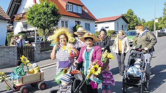 Auch die Untersteinbacher Kindergartenkinder und Erzieherinnen marschierten als Fußgängergruppe beim Umzug mit. Auch die Untersteinbacher Kindergartenkinder und Erzieherinnen marschierten als Fußgängergruppe beim Umzug mit.