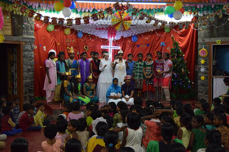 Ein Krippenspiel in Indien: Im Kinderheim, wo Fiona Meyer derzeit ihren sozialen Dienst tut, wurde ein Krippenspiel aufgeführt. Ein Krippenspiel in Indien: Im Kinderheim, wo Fiona Meyer derzeit ihren sozialen Dienst tut, wurde ein Krippenspiel aufgeführt.