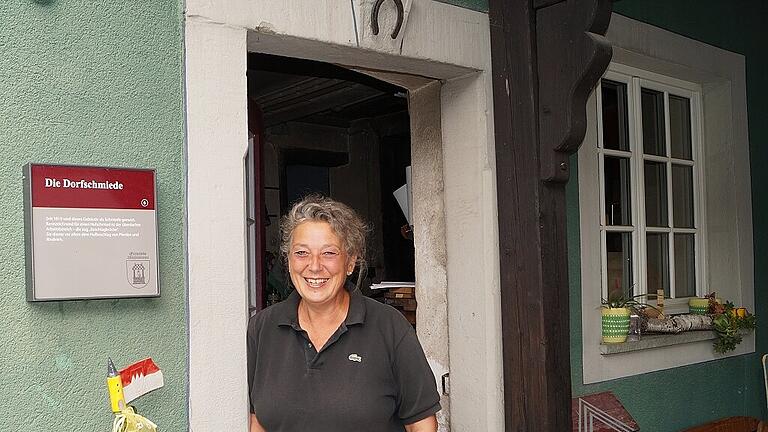 Die Heimat liegt ihr schon immer am Herzen. Zum 1. September wird die Wiesenbronnerin Doris Paul Kreisheimatpflegerin und tritt die Nachfolge von Karl-Heinz Wolbert an. Dass sie sich dabei auch um private Museen und Sammlungen kümmert, passt bestens – in ihrem Haus befindet sich die alte Dorfschmiede. Die Heimat liegt ihr schon immer am Herzen. Zum 1. September wird die Wiesenbronnerin Doris Paul Kreisheimatpflegerin und tritt die Nachfolge von Karl-Heinz Wolbert an. Dass sie sich dabei auch um private Museen und Sammlungen kümmert, passt bestens – in ihrem Haus befindet sich die alte Dorfschmiede.