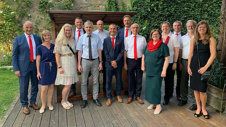 Für 40 Jahre wurden geehrt (von links): Vorstandsmitglied Roberto Nernosi, Johanna Zink, Sonja Haas, Georg Reinwald, Stefan Schaller, Stefan Erhard, Rainer Dippold, Norbert Weigand, Sabine Stierhof, Ursula Vogt, Vorstandsmitglied Berthold Stahl, Matthias Hartmann, Christina Striegel. Für 40 Jahre wurden geehrt (von links): Vorstandsmitglied Roberto Nernosi, Johanna Zink, Sonja Haas, Georg Reinwald, Stefan Schaller, Stefan Erhard, Rainer Dippold, Norbert Weigand, Sabine Stierhof, Ursula Vogt, Vorstandsmitglied Berthold Stahl, Matthias Hartmann, Christina Striegel.