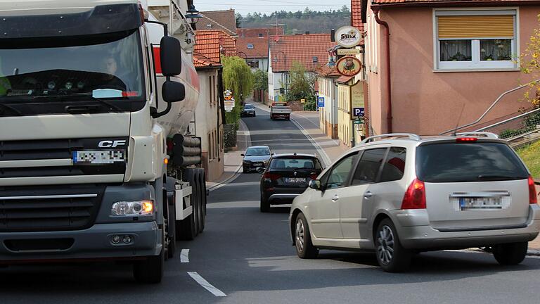Die Ortsdurchfahrt Wiesenfeld soll durch die Umgehungsstraße entlastet werden. Die Ortsdurchfahrt Wiesenfeld soll durch die Umgehungsstraße entlastet werden.