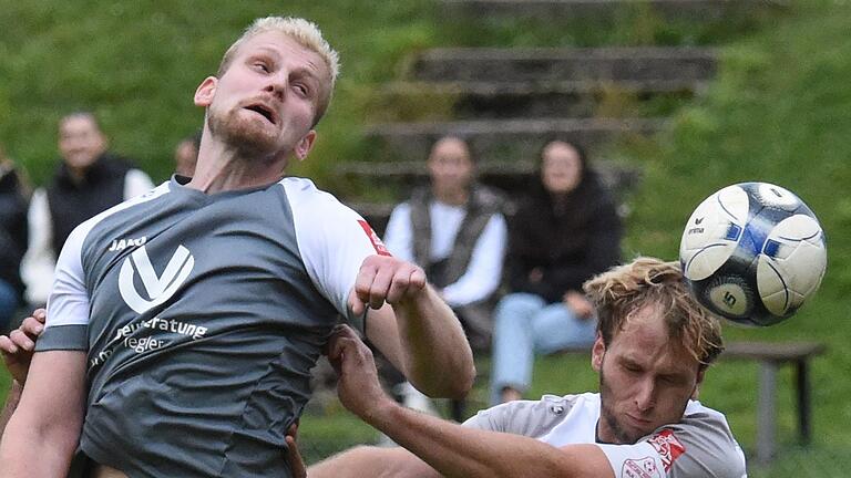 Vollen Einsatz zeigen hier Manuel Seuberling (Iinks) von der SG Burglauer und sein Sulzdorfer Gegenspieler. Vollen Einsatz zeigen hier Manuel Seuberling (Iinks) von der SG Burglauer und sein Sulzdorfer Gegenspieler.