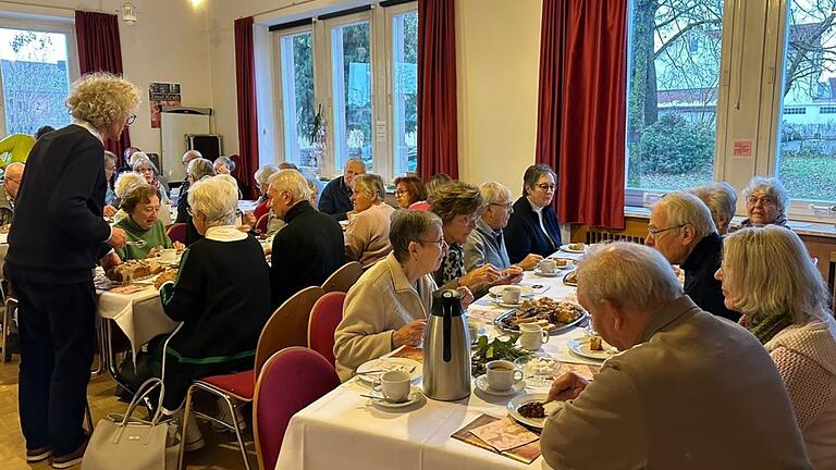 Gemütliches Beisammensein im Gemeindesaal.