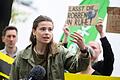 Aktion von Fridays for Future mit Luisa Neubauer       -  Prominenter Protest: Vor dem niedersächsischen Landtag warnt Klimaaktivistin Luisa Neubauer vor einer Gasförderung nahe dem Nationalpark Wattenmeer.