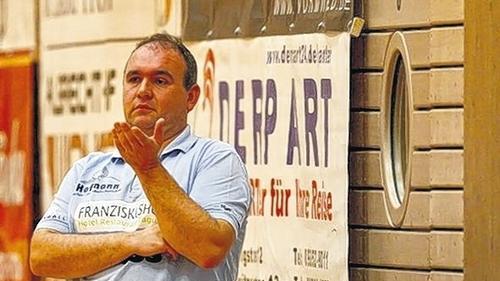 Der TSV Lohr beendet zum Saisonende seine Zusammenarbeit mit Trainer Bernd Becker (stehend). Der TSV Lohr beendet zum Saisonende seine Zusammenarbeit mit Trainer Bernd Becker (stehend).