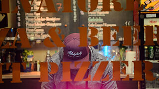 Salvatore und seine Pizzabäckerei am Bahnhof       -  Der Italiener Salvatore Arena bereitet in seinem Pavillon am Bahnhofsplatz Pizza zu.