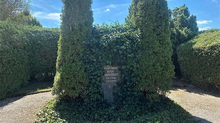 In einem Ehrenhain am Ortsrand von Wiesenfeld wird noch heute an Hauptmann Rudi Arnstadt als einem Opfer der deutschen Teilung erinnert.