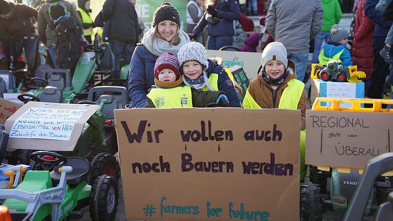 Annika Vöth aus Löhrieth kam mit Clara (2), Anton (7) und Paul (8) zur Bauerndemo und sieht ihre Kinder 'in keinster Art und Weise' durch den Bauernverband instrumentalisiert.