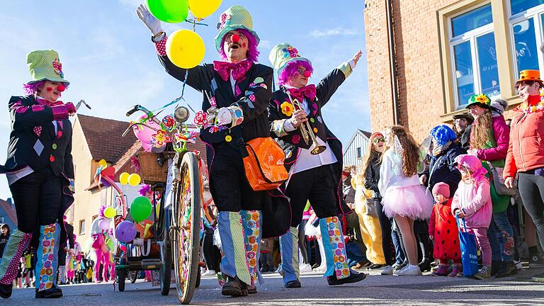 In Rhön-Grabfeld gibt es an Fasching 2024 wieder viele Umzüge und Prunksitzungen. Im Bild: Der Faschingszug in  Wargolshausen im vergangenen Jahr.