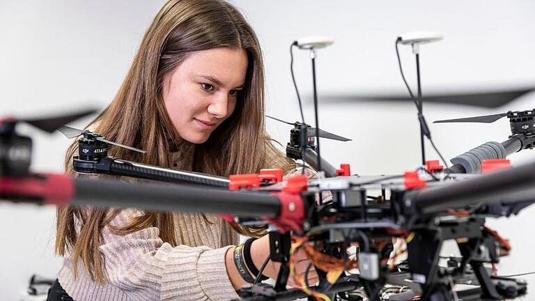 Mädchen und Technik passen nicht zusammen – mit solchen Vorurteilen will der Girlsʼ Days aufräumen. Auch an der THWS können Schülerinnen interessante MINT-Workshops besuchen.