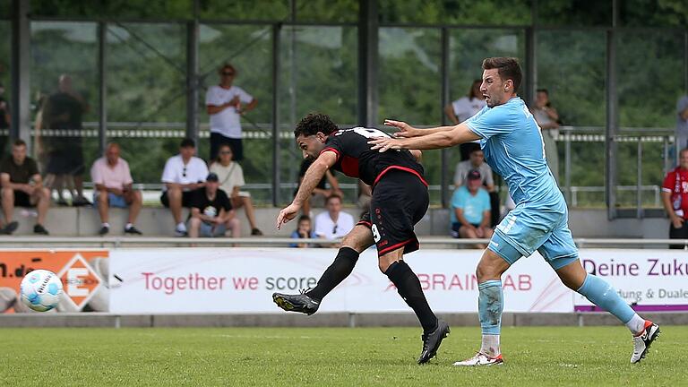 Die große Chance zum 2:0 für die Würzburger Kickers: Enes Küc bringt den Ball, gestört von Türkgücü-Akteur Jonas Lindner, nicht im Tor unter. Die große Chance zum 2:0 für die Würzburger Kickers: Enes Küc bringt den Ball, gestört von Türkgücü-Akteur Jonas Lindner, nicht im Tor unter.