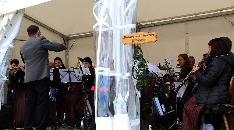 Der Musikverein Heufurt unterhielt das Publikum rund um den Marktplatz mit zünftiger Blasmusik. Der Musikverein Heufurt unterhielt das Publikum rund um den Marktplatz mit zünftiger Blasmusik.