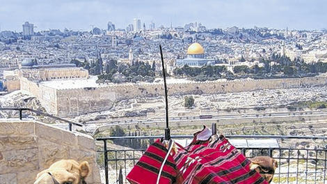 Blick vom Olivenberg auf die Altstadt Jerusalems und die vergoldete Kuppel des Felsendoms.