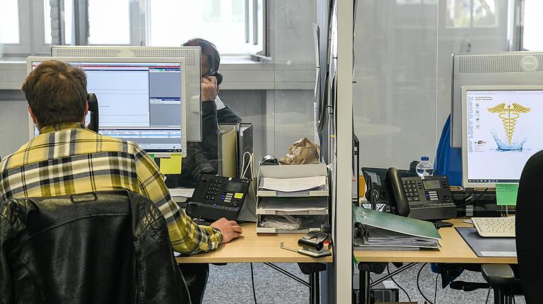 Contact-Tracer verfolgen im Gesundheitsamt Würzburg Infektionsketten. Contact-Tracer verfolgen im Gesundheitsamt Würzburg Infektionsketten.