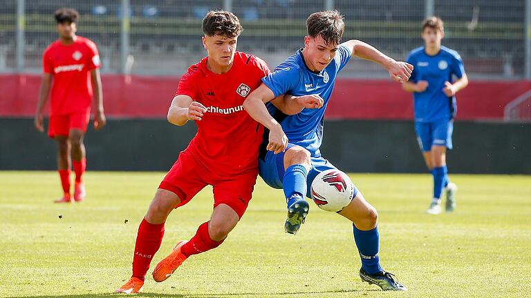 Marcel Fischer (links beim U-19-Stadtderby im Zweikampf mit Nils Hock vom Würzburger FV) erhält bei den Würzburger Kickers einen Perofivertrag.