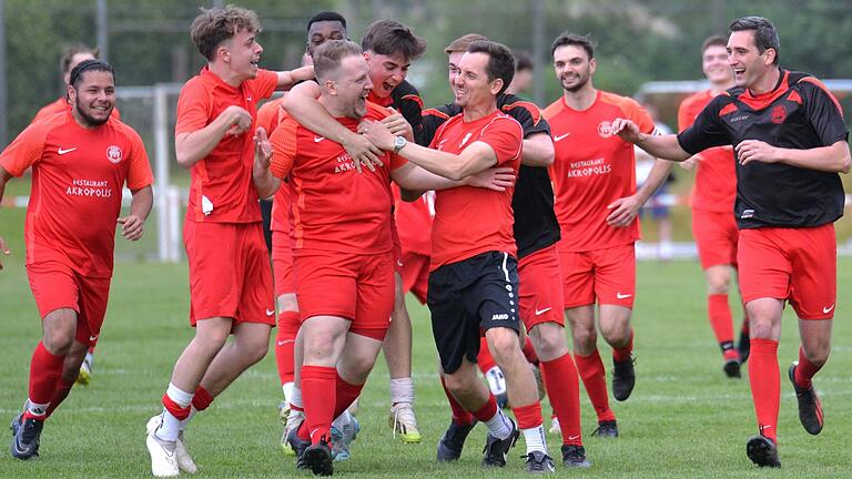 Jubel bei&nbsp;Albert Qerimi (Mitte) und dem&nbsp;SSV Kitzingen II nach dessen Freistoßtor für die Siedler. Der SSV gewann in der ersten Runde der Kreisklassen-Relegation mit 1:0 gegen den TSV Repperndorf.