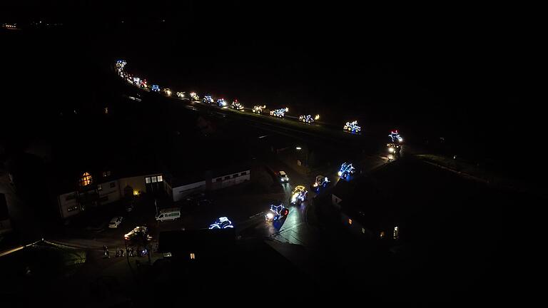 52 Traktoren fuhren bei der Sternfahrt mit. 52 Traktoren fuhren bei der Sternfahrt mit.