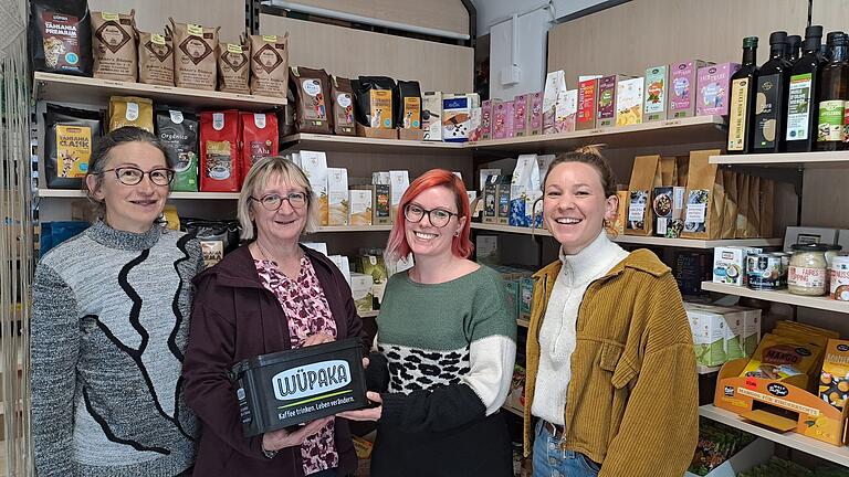 Fairtrade-Kaffee-Übergabe der Mitarbeiterinnen des Mehrgenerationenhauses Haßfurt und dem Team vom Welt-Laden Haßfurt Fairtrade-Kaffee-Übergabe der Mitarbeiterinnen des Mehrgenerationenhauses Haßfurt und dem Team vom Welt-Laden Haßfurt