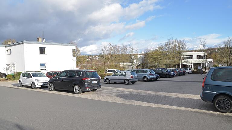Wo jetzt noch Autos am Mainlandzentrum parken, soll in Kürze ein neuer Tegut entstehen. Die bisherigen Parkplätze werden an anderer Stelle wieder errichtet. Wo jetzt noch Autos am Mainlandzentrum parken, soll in Kürze ein neuer Tegut entstehen. Die bisherigen Parkplätze werden an anderer Stelle wieder errichtet.