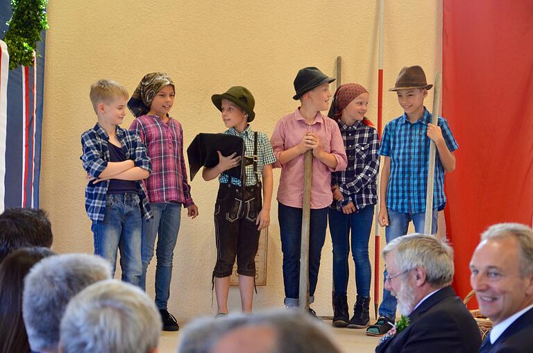 Mit einem herzerfrischenden Beitrag lockerten einige Kinder der Theatergruppe Stammheim die Tagung der Feldgeschworenen auf. In Mundart stellten sie auf sehr humorvolle Art und Weise die Arbeit der Siebener nach. Mit einem herzerfrischenden Beitrag lockerten einige Kinder der Theatergruppe Stammheim die Tagung der Feldgeschworenen auf. In Mundart stellten sie auf sehr humorvolle Art und Weise die Arbeit der Siebener nach.