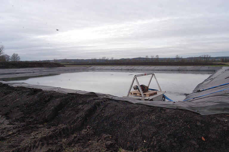 In diese Absetzbecken wird das schlammige Wasser vom Grund des Badessees gepumpt. Bis 1200 Kubikmeter Schlamm sollen so entsorgt werden.