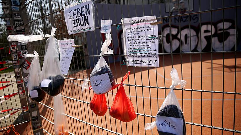 In Leipzig und anderen deutschen Großstädten gibt es bereits so genannte Gabenzäune für Bedürftige und Obdachlose in der Coronakrise. Ein ähnliches Projekt hat die Schweinfurter Kindertafel.