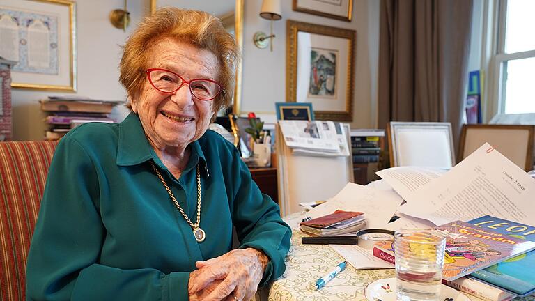 Ruth Westheimer kam in Karlstadt zur Welt. Die 92-Jährige hat mehr als 30 Bücher über Sex geschrieben.&nbsp;