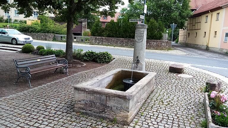 Sanieren oder doch neu errichten? Ein informeller Bauausschuss der Gemeinde wird sich mit dem Willmarser Dorfbrunnen befassen.