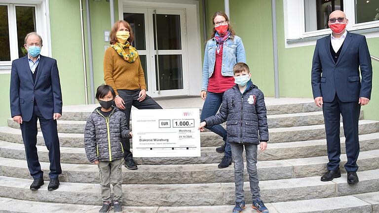 Scheckübergabe bei der evangelischen Kinder-, Jugend- und Familienhilfe: (von links) Gunter Adams (Einrichtungsleiter), Kimo, Margit Dittrich (pädagogische Leitung ), Christina Hauck (Auditbeauftragte Kundenmanagement WVV), Emil und Andreas Öhrlein (Bereichsleiter Kundenmanagement WVV). Scheckübergabe bei der evangelischen Kinder-, Jugend- und Familienhilfe: (von links) Gunter Adams (Einrichtungsleiter), Kimo, Margit Dittrich (pädagogische Leitung ), Christina Hauck (Auditbeauftragte Kundenmanagement WVV), Emil und Andreas Öhrlein (Bereichsleiter Kundenmanagement WVV).