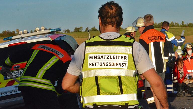 Der Mann mit der gelben Jacke hat bei einem Einsatz, bei dem er angefordert wurde, das Sagen.